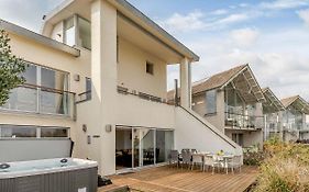 Cotswolds Lakehouse, With Hot Tub & Spa Access, Lower Mill Estate